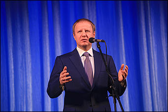 23 октября 2019 г., Барнаул. Екатерина Смолихина   Почетный караул, танцы и мини-копия памятника: как прошел праздничный концерт в честь 100-летия Михаила Калашникова