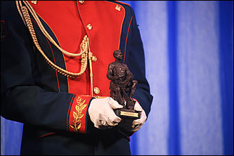 23 октября 2019 г., Барнаул. Екатерина Смолихина   Почетный караул, танцы и мини-копия памятника: как прошел праздничный концерт в честь 100-летия Михаила Калашникова