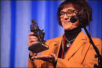 23 октября 2019 г., Барнаул. Екатерина Смолихина   Почетный караул, танцы и мини-копия памятника: как прошел праздничный концерт в честь 100-летия Михаила Калашникова