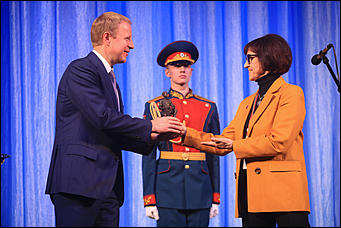 23 октября 2019 г., Барнаул. Екатерина Смолихина   Почетный караул, танцы и мини-копия памятника: как прошел праздничный концерт в честь 100-летия Михаила Калашникова