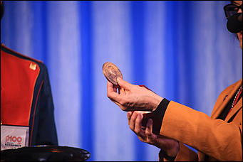 23 октября 2019 г., Барнаул. Екатерина Смолихина   Почетный караул, танцы и мини-копия памятника: как прошел праздничный концерт в честь 100-летия Михаила Калашникова