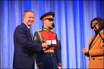 23 октября 2019 г., Барнаул. Екатерина Смолихина   Почетный караул, танцы и мини-копия памятника: как прошел праздничный концерт в честь 100-летия Михаила Калашникова