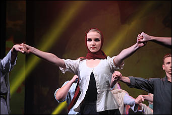 23 октября 2019 г., Барнаул. Екатерина Смолихина   Почетный караул, танцы и мини-копия памятника: как прошел праздничный концерт в честь 100-летия Михаила Калашникова