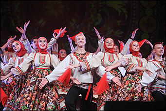 23 октября 2019 г., Барнаул. Екатерина Смолихина   Почетный караул, танцы и мини-копия памятника: как прошел праздничный концерт в честь 100-летия Михаила Калашникова