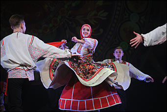 23 октября 2019 г., Барнаул. Екатерина Смолихина   Почетный караул, танцы и мини-копия памятника: как прошел праздничный концерт в честь 100-летия Михаила Калашникова