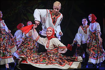 23 октября 2019 г., Барнаул. Екатерина Смолихина   Почетный караул, танцы и мини-копия памятника: как прошел праздничный концерт в честь 100-летия Михаила Калашникова