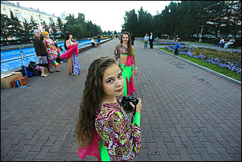 1 августа 2017 г., Барнаул. Смолихина Екатерина   Праздник красоты: десятки жительниц Барнаула приняли участие во флешмобе женственности 