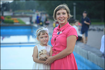 1 августа 2017 г., Барнаул. Смолихина Екатерина   Праздник красоты: десятки жительниц Барнаула приняли участие во флешмобе женственности 