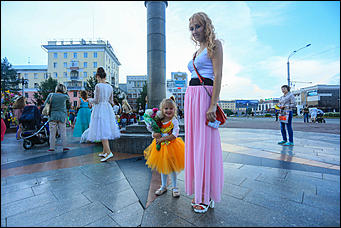 1 августа 2017 г., Барнаул. Смолихина Екатерина   Праздник красоты: десятки жительниц Барнаула приняли участие во флешмобе женственности 