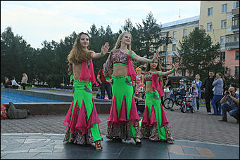 1 августа 2017 г., Барнаул. Смолихина Екатерина   Праздник красоты: десятки жительниц Барнаула приняли участие во флешмобе женственности 