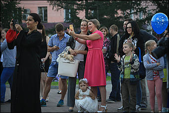 1 августа 2017 г., Барнаул. Смолихина Екатерина   Праздник красоты: десятки жительниц Барнаула приняли участие во флешмобе женственности 