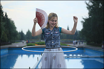 1 августа 2017 г., Барнаул. Смолихина Екатерина   Праздник красоты: десятки жительниц Барнаула приняли участие во флешмобе женственности 