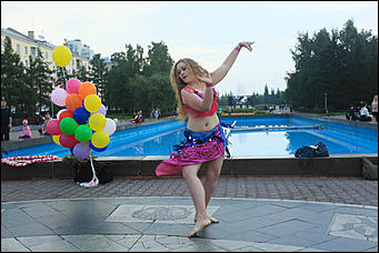 1 августа 2017 г., Барнаул. Смолихина Екатерина   Праздник красоты: десятки жительниц Барнаула приняли участие во флешмобе женственности 