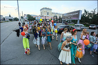 1 августа 2017 г., Барнаул. Смолихина Екатерина   Праздник красоты: десятки жительниц Барнаула приняли участие во флешмобе женственности 