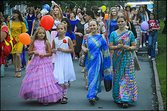 1 августа 2017 г., Барнаул. Смолихина Екатерина   Праздник красоты: десятки жительниц Барнаула приняли участие во флешмобе женственности 