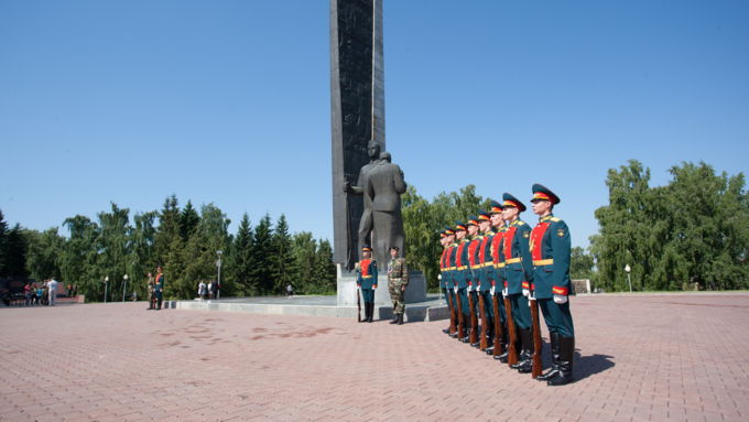 22 июнь 2016 г., Барнаул   Барнаульцы пришли возложить цветы к Мемориалу Славы