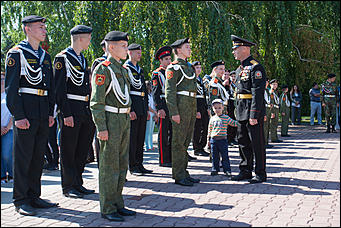 22 июнь 2016 г., Барнаул   Барнаульцы пришли возложить цветы к Мемориалу Славы