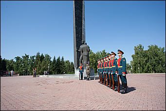 22 июнь 2016 г., Барнаул   Барнаульцы пришли возложить цветы к Мемориалу Славы