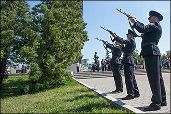 22 июнь 2016 г., Барнаул   Барнаульцы пришли возложить цветы к Мемориалу Славы