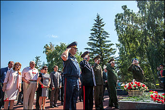 22 июнь 2016 г., Барнаул   Барнаульцы пришли возложить цветы к Мемориалу Славы