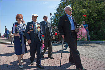 22 июнь 2016 г., Барнаул   Барнаульцы пришли возложить цветы к Мемориалу Славы