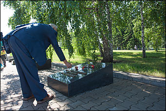 22 июнь 2016 г., Барнаул   Барнаульцы пришли возложить цветы к Мемориалу Славы