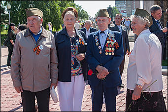 22 июнь 2016 г., Барнаул   Барнаульцы пришли возложить цветы к Мемориалу Славы
