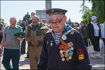 22 июнь 2016 г., Барнаул   Барнаульцы пришли возложить цветы к Мемориалу Славы