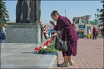 22 июнь 2016 г., Барнаул   Барнаульцы пришли возложить цветы к Мемориалу Славы