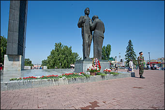 22 июнь 2016 г., Барнаул   Барнаульцы пришли возложить цветы к Мемориалу Славы