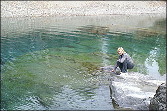 7 марта 2008 г., Барнаул   Эти женщины делают "Амик"