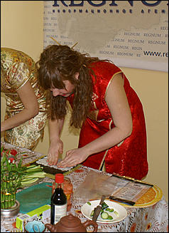 7 марта 2008 г., Барнаул   Эти женщины делают "Амик"