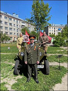 9 мая, Барнаул   "Фронтовые бригады" во дворе. Как в Барнауле поздравляли ветеранов с Днем Победы. Фоторепортаж