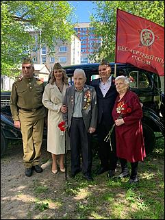 9 мая, Барнаул   "Фронтовые бригады" во дворе. Как в Барнауле поздравляли ветеранов с Днем Победы. Фоторепортаж
