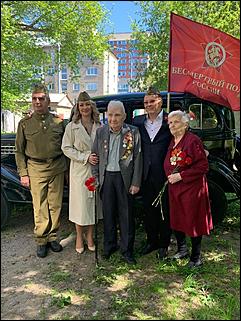 9 мая, Барнаул   "Фронтовые бригады" во дворе. Как в Барнауле поздравляли ветеранов с Днем Победы. Фоторепортаж