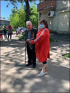 9 мая, Барнаул   "Фронтовые бригады" во дворе. Как в Барнауле поздравляли ветеранов с Днем Победы. Фоторепортаж