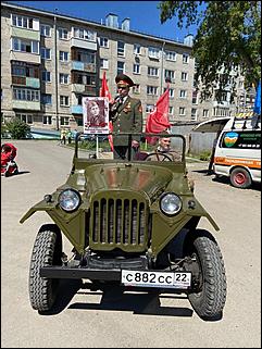 9 мая, Барнаул   "Фронтовые бригады" во дворе. Как в Барнауле поздравляли ветеранов с Днем Победы. Фоторепортаж