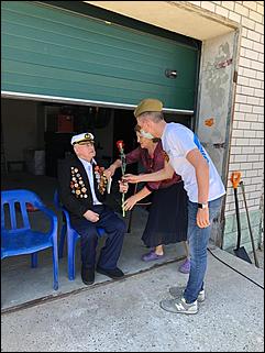 9 мая, Барнаул   "Фронтовые бригады" во дворе. Как в Барнауле поздравляли ветеранов с Днем Победы. Фоторепортаж