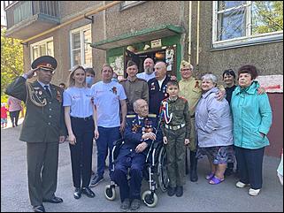 9 мая, Барнаул   "Фронтовые бригады" во дворе. Как в Барнауле поздравляли ветеранов с Днем Победы. Фоторепортаж