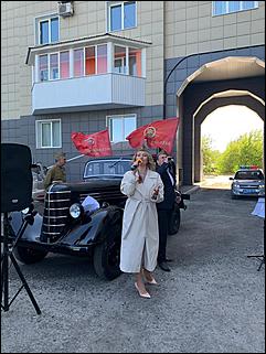 9 мая, Барнаул   "Фронтовые бригады" во дворе. Как в Барнауле поздравляли ветеранов с Днем Победы. Фоторепортаж