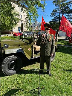 9 мая, Барнаул   "Фронтовые бригады" во дворе. Как в Барнауле поздравляли ветеранов с Днем Победы. Фоторепортаж