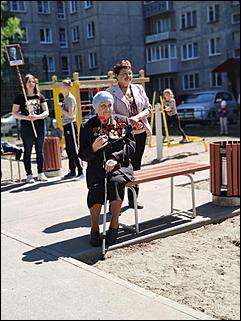 9 мая, Барнаул   "Фронтовые бригады" во дворе. Как в Барнауле поздравляли ветеранов с Днем Победы. Фоторепортаж