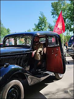9 мая, Барнаул   "Фронтовые бригады" во дворе. Как в Барнауле поздравляли ветеранов с Днем Победы. Фоторепортаж