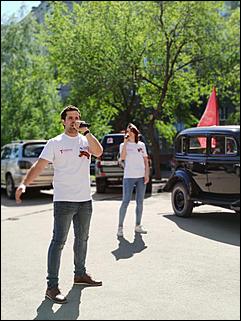 9 мая, Барнаул   "Фронтовые бригады" во дворе. Как в Барнауле поздравляли ветеранов с Днем Победы. Фоторепортаж