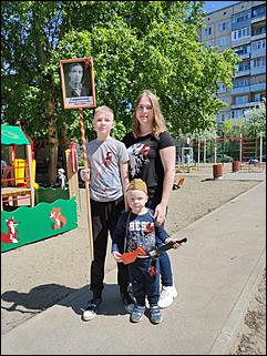 9 мая, Барнаул   "Фронтовые бригады" во дворе. Как в Барнауле поздравляли ветеранов с Днем Победы. Фоторепортаж