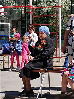 9 мая, Барнаул   "Фронтовые бригады" во дворе. Как в Барнауле поздравляли ветеранов с Днем Победы. Фоторепортаж