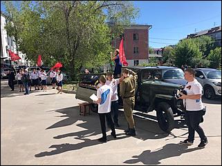 9 мая, Барнаул   "Фронтовые бригады" во дворе. Как в Барнауле поздравляли ветеранов с Днем Победы. Фоторепортаж