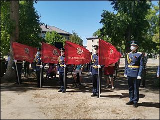 9 мая, Барнаул   "Фронтовые бригады" во дворе. Как в Барнауле поздравляли ветеранов с Днем Победы. Фоторепортаж