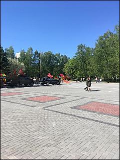 9 мая, Барнаул   "Фронтовые бригады" во дворе. Как в Барнауле поздравляли ветеранов с Днем Победы. Фоторепортаж