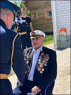 9 мая, Барнаул   "Фронтовые бригады" во дворе. Как в Барнауле поздравляли ветеранов с Днем Победы. Фоторепортаж